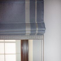 Голубые римские шторы с белой тесьмой. Римские шторы. 