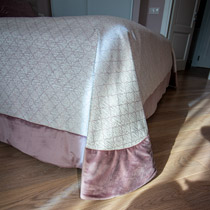 Покрывало в спальню из итальянского жаккарда и бархата. Покрывала и подушки. 