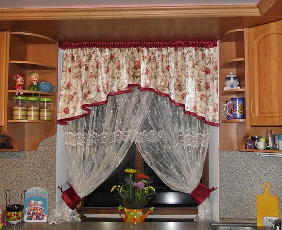 Комбинированные шторы на кухню с ламбрекеном
