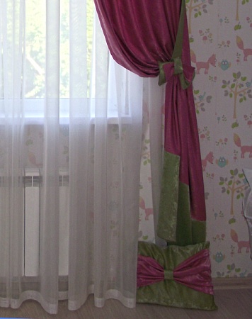 Розовые шторы на скошенное окно