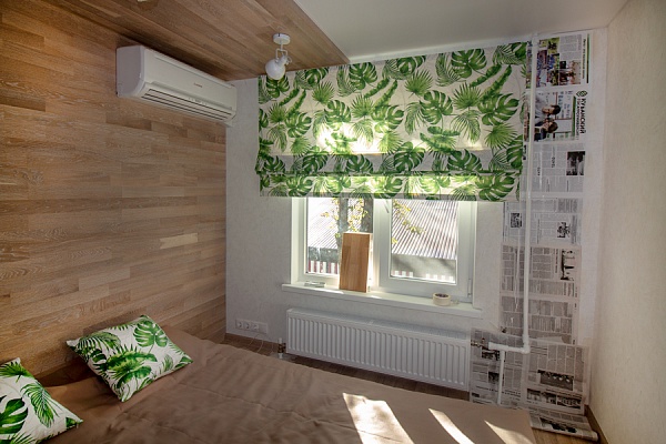 Римская штора в спальню с тропическим принтом