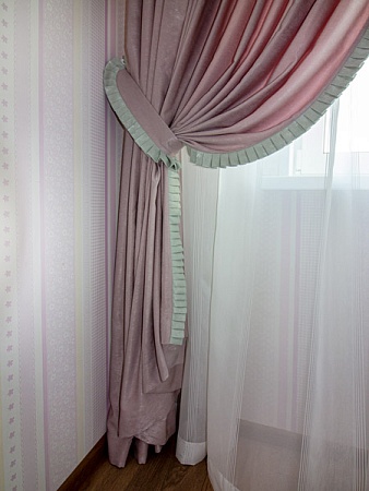 Розовые шторы с рюшами для девочки