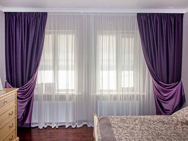 Фиолетовые шторы из димаута в спальню