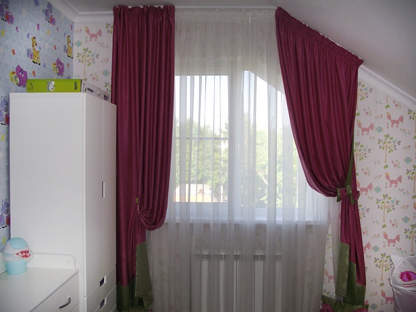 Розовые шторы на скошенное окно