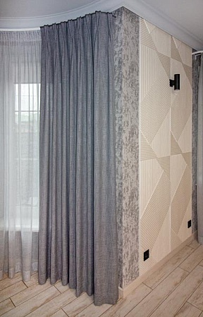 Серые шторы с ручной складкой в гостиную
